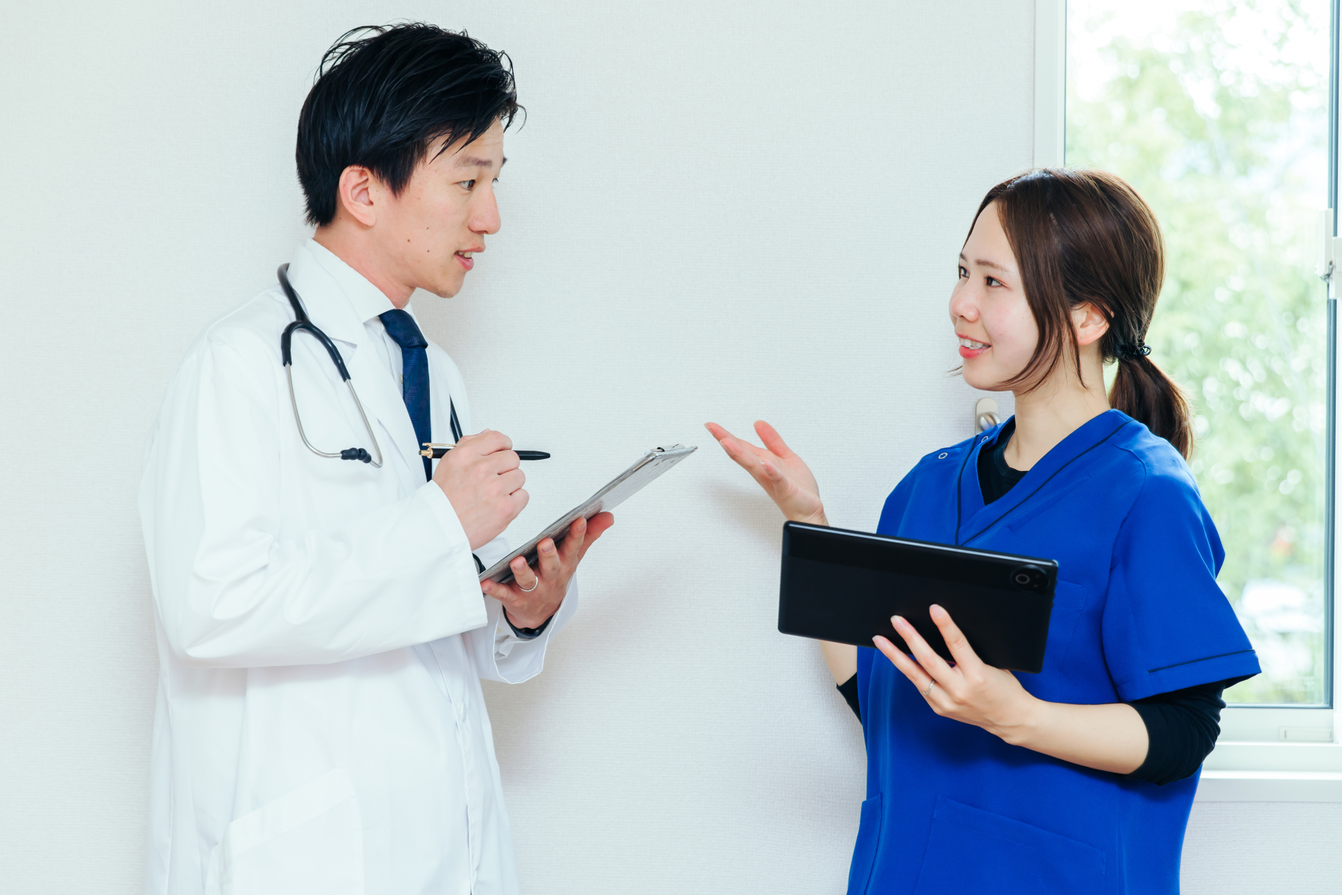 医療従事者同士で話し合う様子