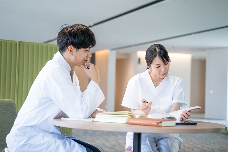 看護師と医師が医療の勉強をする様子