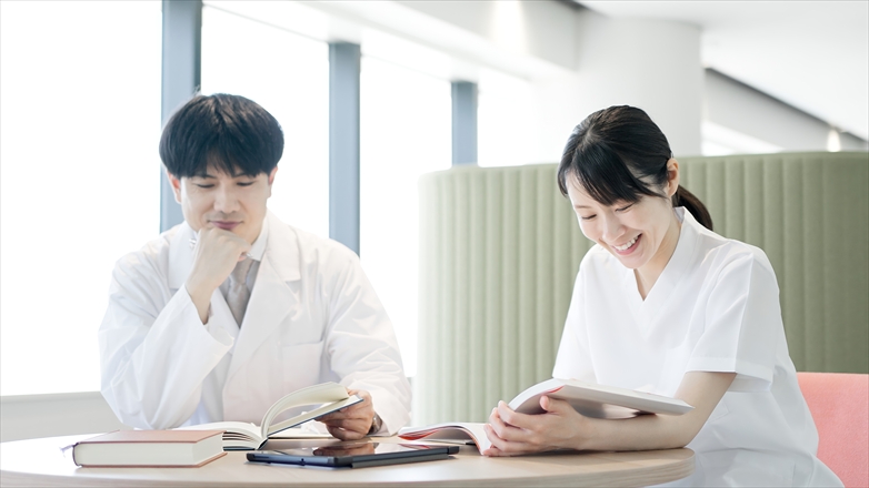 医師と看護師が医療資料を確認する様子